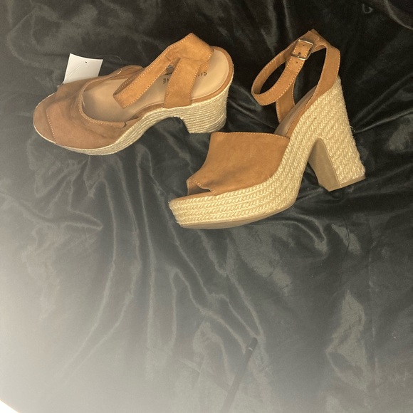 3 inch Platform pumps knitting on platform and heels. - Picture 3 of 4